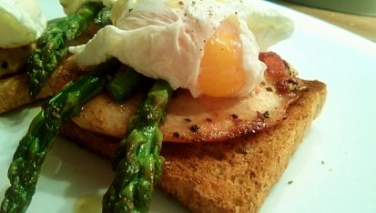 Toast s chřestem, kuřecím plátkem a pošírovaným vejcem