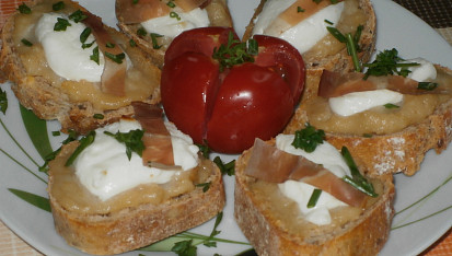 Toasty s pečeným česnekem a kozím sýrem