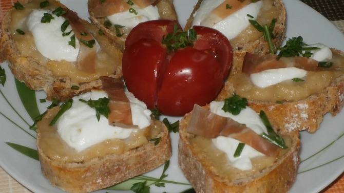 Toasty s pečeným česnekem a kozím sýrem