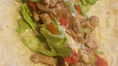 Tortilla s kuřecím masem a zeleninou