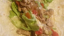 Tortilla s kuřecím masem a zeleninou
