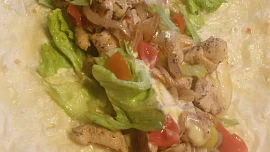 Tortilla s kuřecím masem a zeleninou