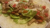 Tortilla s kuřecím masem a zeleninou