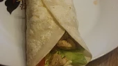 Tortilla s kuřecím masem a zeleninou