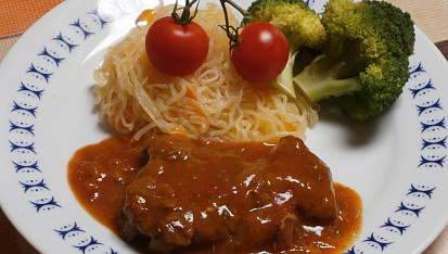 Vepřová krkovice s brokolicí, dušená na cibuli, se zeleninovými špagetami "Perfect Pasta"