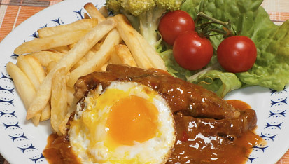 Vepřová krkovice s brokolicí, dušená na cibuli, s hranolkami