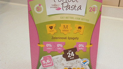 Vepřová krkovice s brokolicí, dušená na cibuli, zeleninové špagety