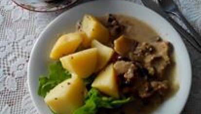 Vepřové kotlety na houbách s rýží čtyř barev, Včerejší kotleta na houbách, ale místo barevné rýže byly brambory a salát.
