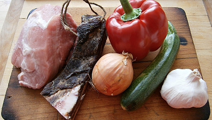 Vepřové nudličky s uzeným bůčkem a zeleninou (v papiňáku), Část použitých surovin