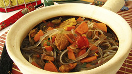 Wok - pikantní kuřecí nudlová polévka
