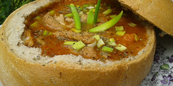 Zelenino-dršťková polévka v chlebu