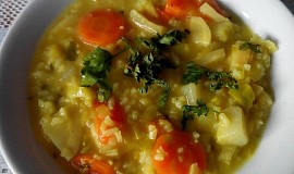 Zeleninová hustá jarní polévka s rýží a kurkumou