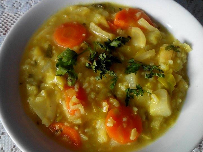 Zeleninová hustá jarní polévka s rýží a kurkumou