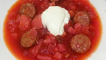 Zeleninová polévka s řepou a klobásou