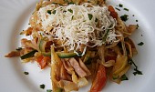 Zeleninové špagety se šunkou a zeleninou (Zeleninové špagety se šunkou a zeleninou,posypané sýrem)
