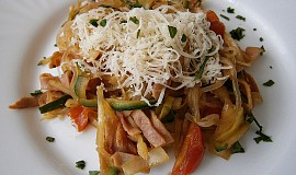 Zeleninové špagety se šunkou a zeleninou