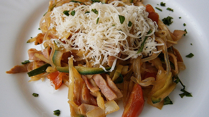 Zeleninové špagety se šunkou a zeleninou, Zeleninové špagety se šunkou a zeleninou,posypané sýrem