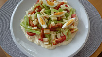 Zeleninový salát s česnekovým dressingem