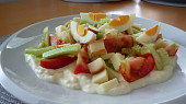 Zeleninový salát s česnekovým dressingem