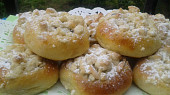 Ajveniny koláčky s tvarohem, marmeládou a posýpkou