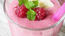 Banánovo-malinové smoothie s kokosovým mlékem