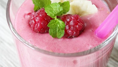 Banánovo-malinové smoothie s kokosovým mlékem