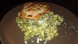 Bazalkové tagliatelle s candátem