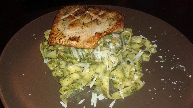 Bazalkové tagliatelle s candátem