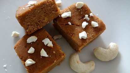 Besan barfi (indický dezert z cizrnové mouky)