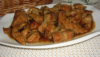 Bílý králík na černém Kozlovi
