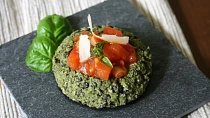 Brokolicové koláčky s ricottou a chia semínky s rajčatovým ragú