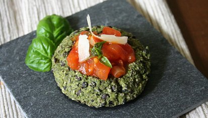 Brokolicové koláčky s ricottou a chia semínky s rajčatovým ragú