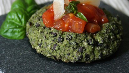Brokolicové koláčky s ricottou a chia semínky s rajčatovým ragú