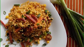 Bulgur s chorizem a spoustou jarní cibulky