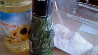 Bylinky v oleji (bazalka, oregano)