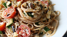 Celozrnné špagety se zeleninou a ricottou