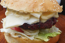 Cheeseburger na grilu