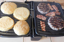Hamburger na kontaktním griliu