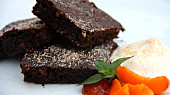 Cizrnové brownies s meruňkovou omáčkou