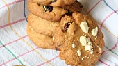 Cookies s brusinkami, kokosem a bílou čokoládou