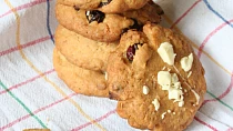 Cookies s brusinkami, kokosem a bílou čokoládou