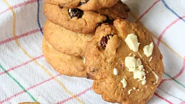 Cookies s brusinkami, kokosem a bílou čokoládou
