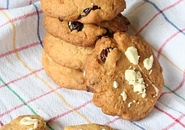 Cookies s brusinkami, kokosem a bílou čokoládou
