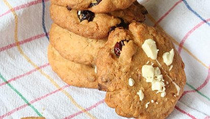 Cookies s brusinkami, kokosem a bílou čokoládou
