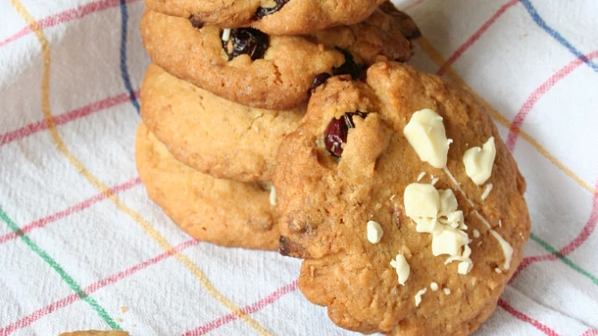 Cookies s brusinkami, kokosem a bílou čokoládou