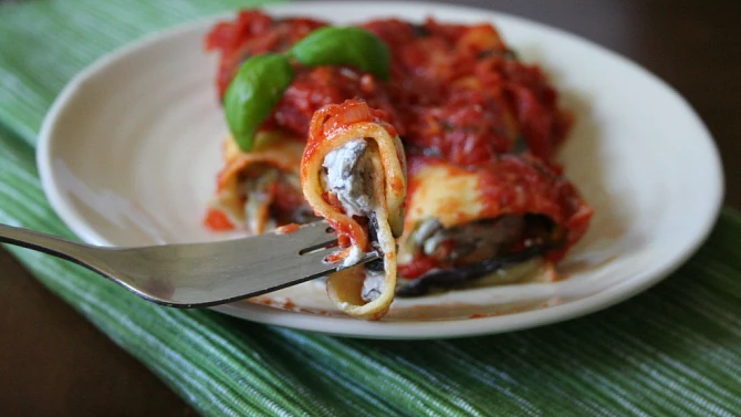 Domácí cannelloni plněné pečeným lilkem, ricottou se žampiony, s rajčatovou omáčkou