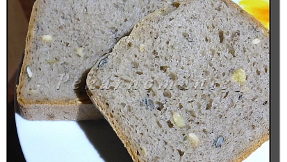 Domácí chléb se syrovátkou a dýňovými semínky