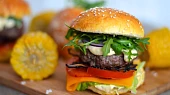 Domácí hamburger s chedarem