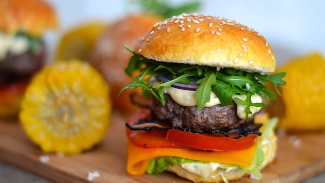 Domácí hamburger s chedarem