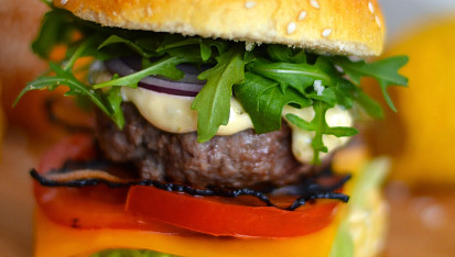 Domácí hamburger s chedarem